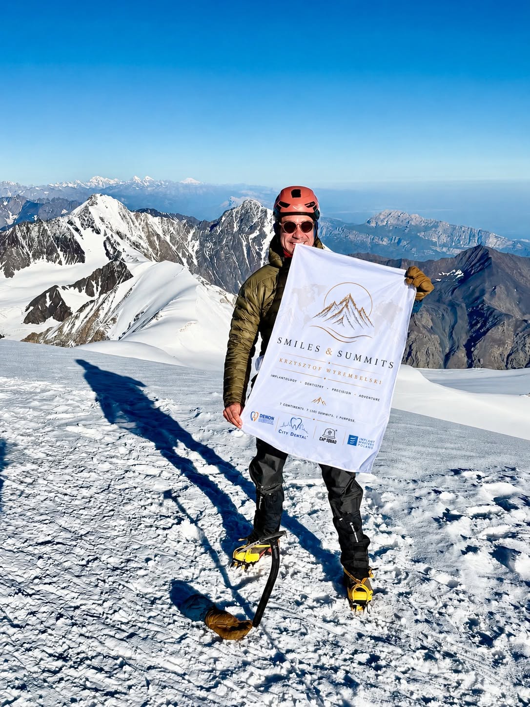 Na szczycie Kazbeku z flagą Smiles & Summits